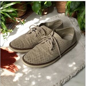 RoyalCanadian Lotus Perforated Leather MemoryFoam
Oxford Loafer-EUC-Sz8.5 Taupe
